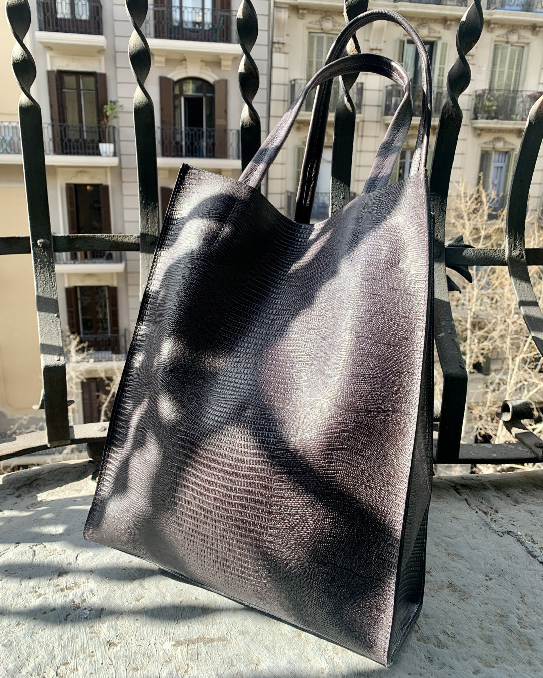 Sac cabas Yoko - En cuir noir imprimé iguane